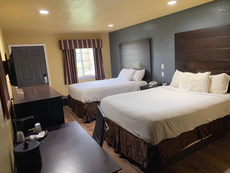 Queen Room with Two Queen Beds image 4