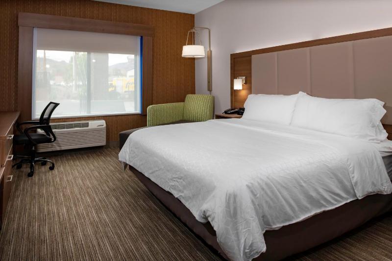 Standard King Room image 2
