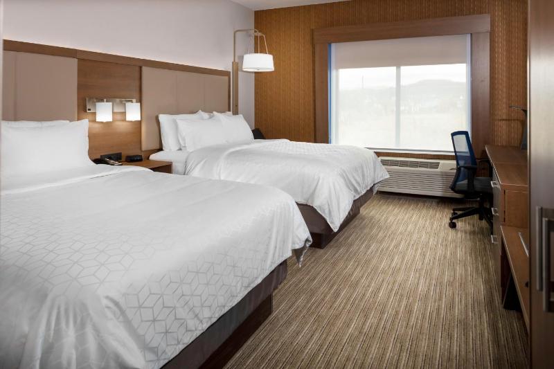 Standard Queen Room with Two Queen Beds image 2