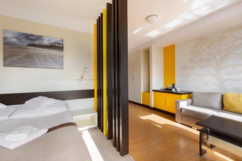 Deluxe Double or Twin Room with Balcony image 4