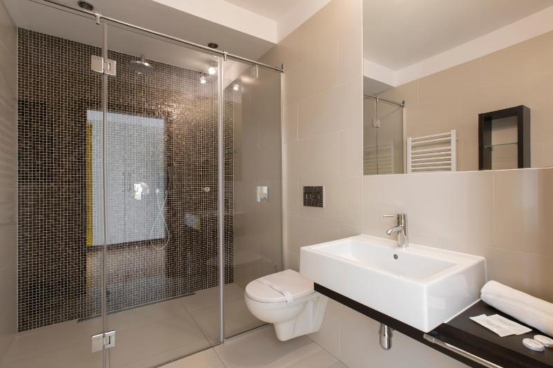 Deluxe Double or Twin Room with Balcony image 3