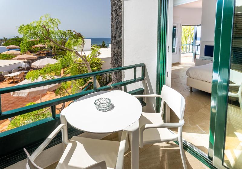 Double or Twin Room with Sea View image 3