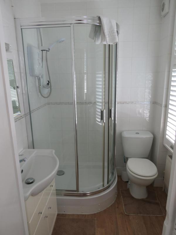 Standard Double Room image 3