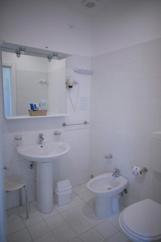 Economy Double Room image 3