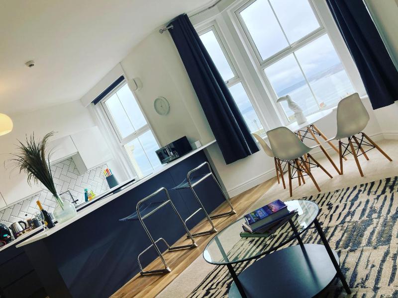 Seascape Seaview Apartment hot tub hire subject to availability - image 14
