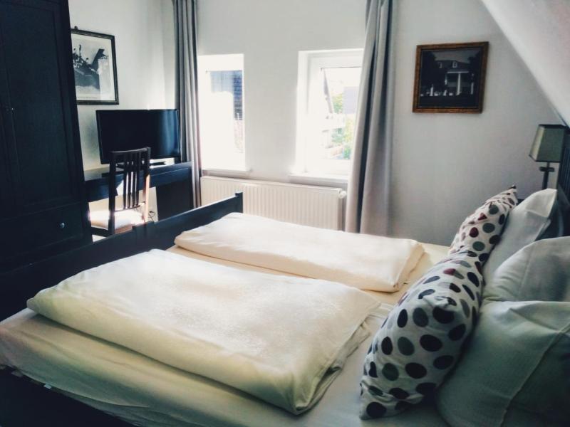 Twin Room image 1