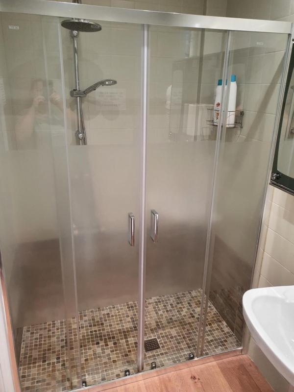 Twin Room with Private Bathroom image 4