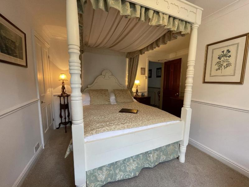 Double Room with Four Poster Bed image 4