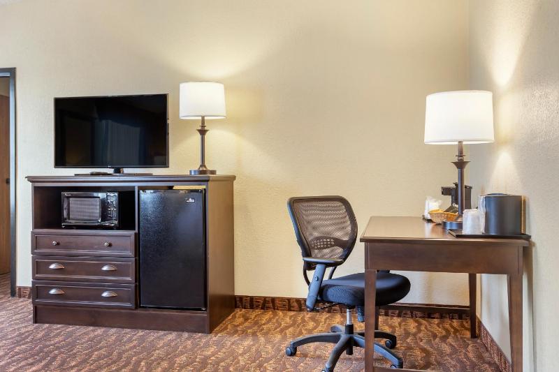 King Room with Hot Tub - Accessible/Non-Smoking image 3