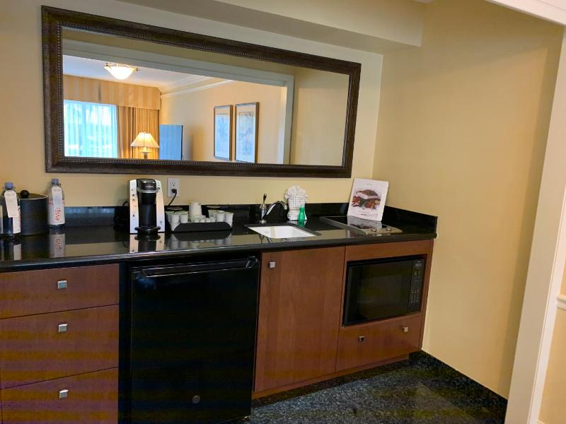 One-Bedroom Suite with Pool View image 4