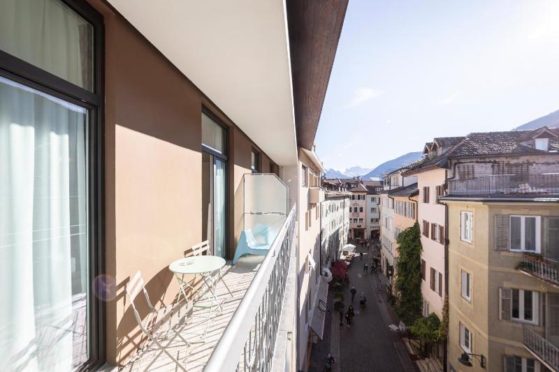 Deluxe Double Room with Balcony image 4