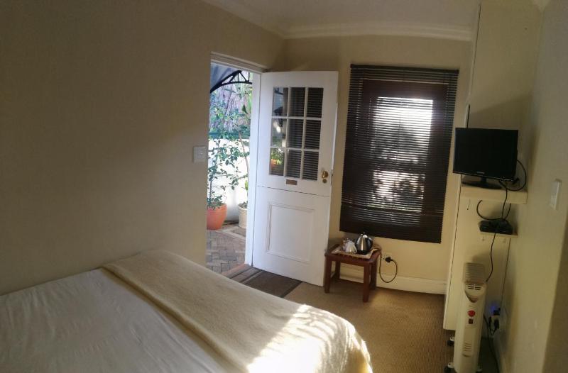 Standard Double Room image 4