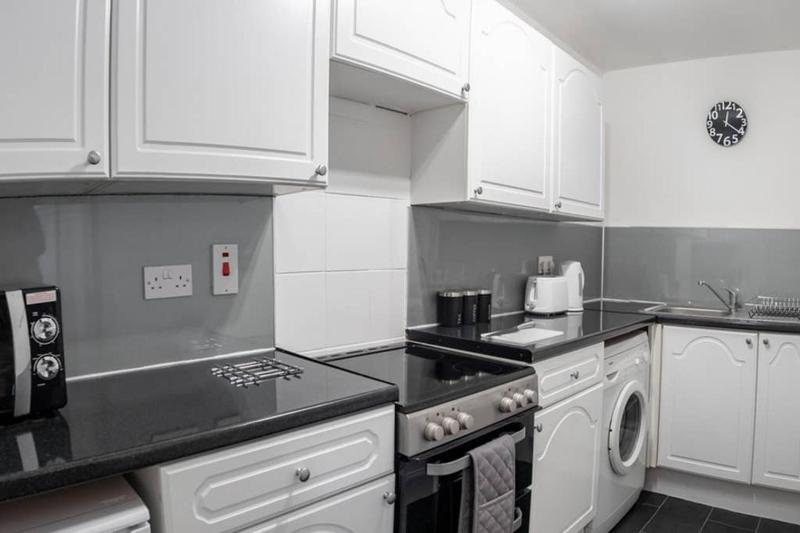 One-Bedroom Apartment image 3