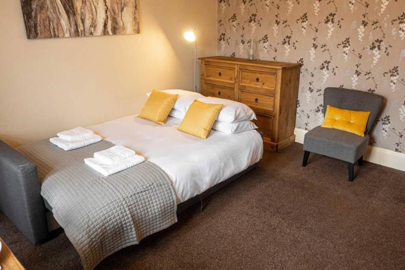 One-Bedroom Apartment image 3