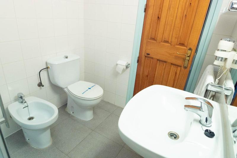 Basic Double Room without Balcony image 2