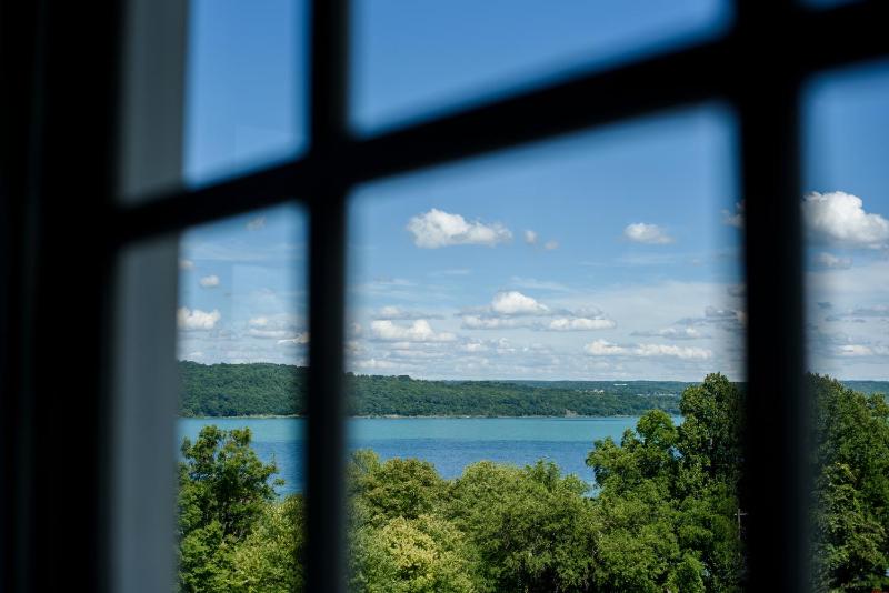 Main Inn - Lakeview Queen image 3