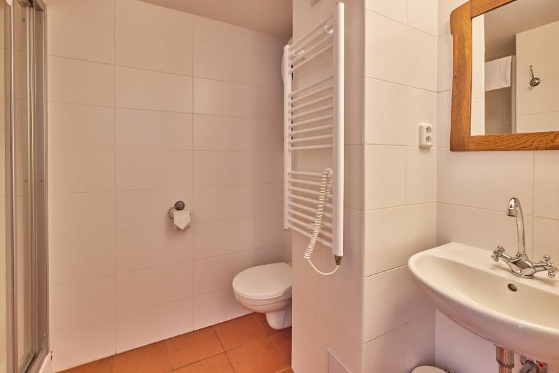 Economy Twin Room image 4