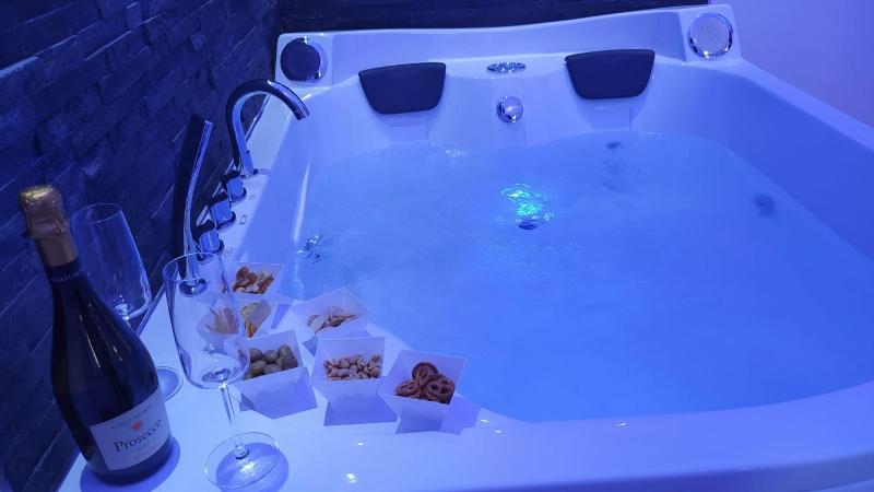 Deluxe Suite with Spa Bath image 1