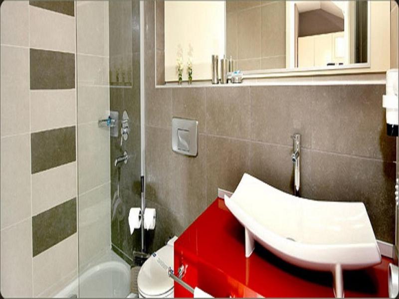 Honeymoon Suite image 2