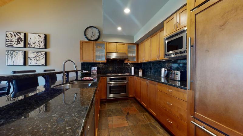 3BR in Montbello Cozy Townhouse Private Hot Tub Near Village Fireplace - image 23