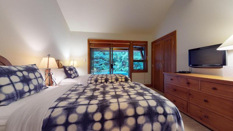 3BR in Montbello Cozy Townhouse Private Hot Tub Near Village Fireplace - image 36