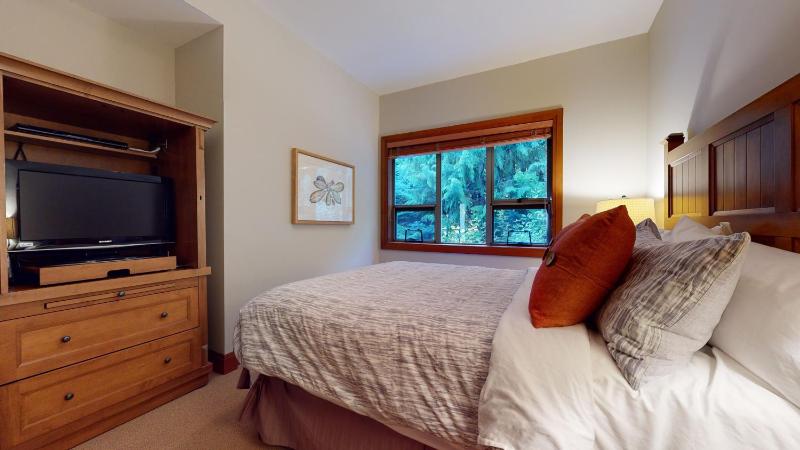 3BR in Montbello Cozy Townhouse Private Hot Tub Near Village Fireplace - image 32