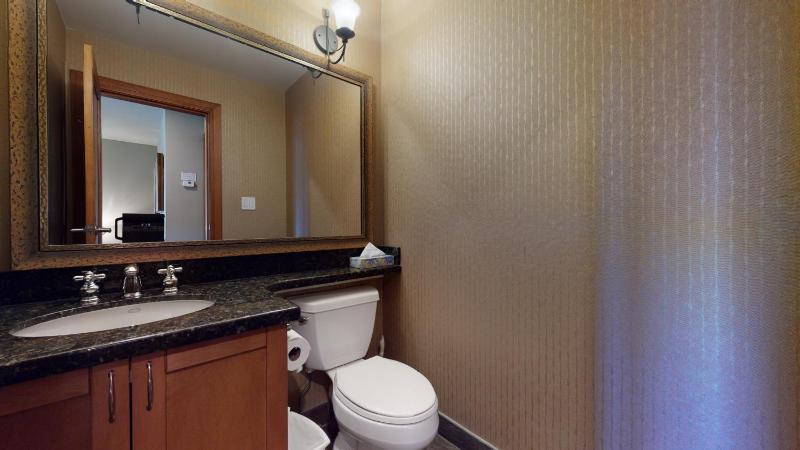 3BR in Montbello Cozy Townhouse Private Hot Tub Near Village Fireplace - image 37