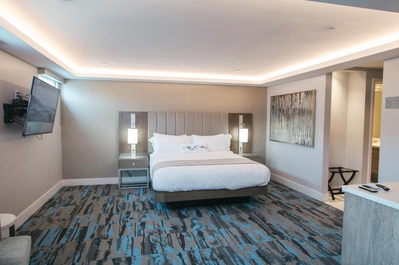 Junior Suite with Balcony image 1
