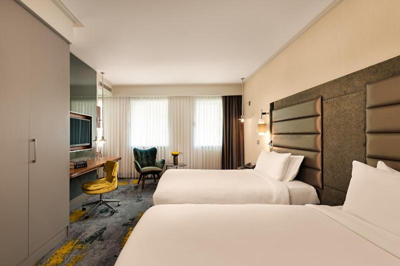 Superior Twin Room with City View image 3