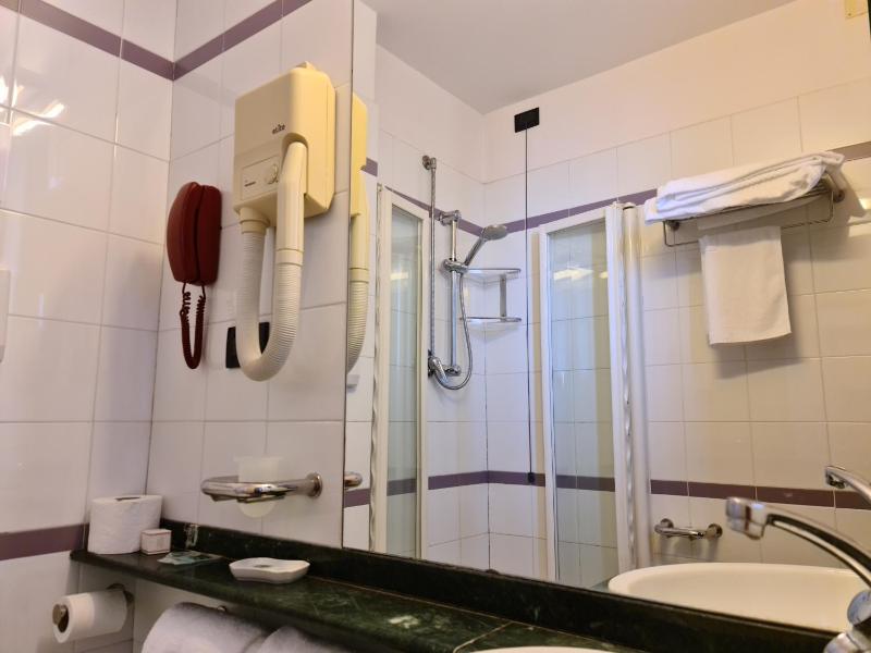 Double or Twin Room with Balcony and Sea View image 2