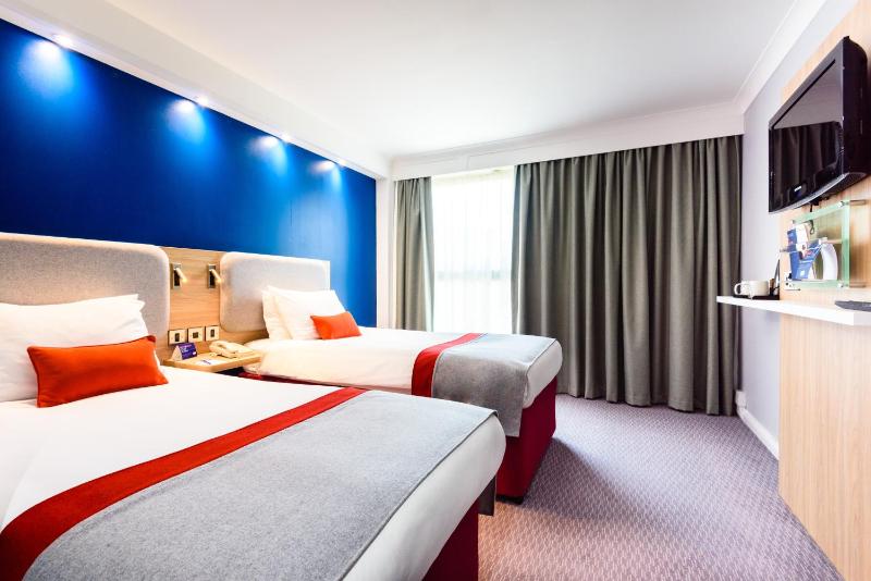 Standard Twin Room with Free Hot Breakfast - Accessible image 3