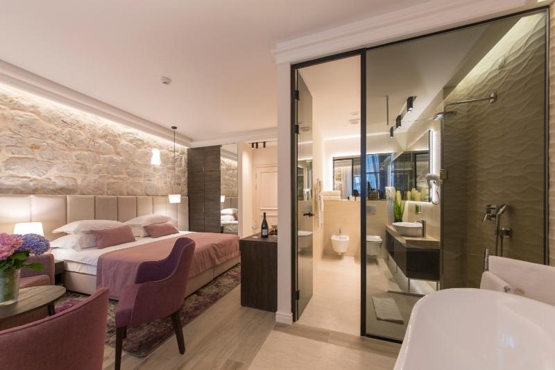 Superior Double Room with Sea View image 4