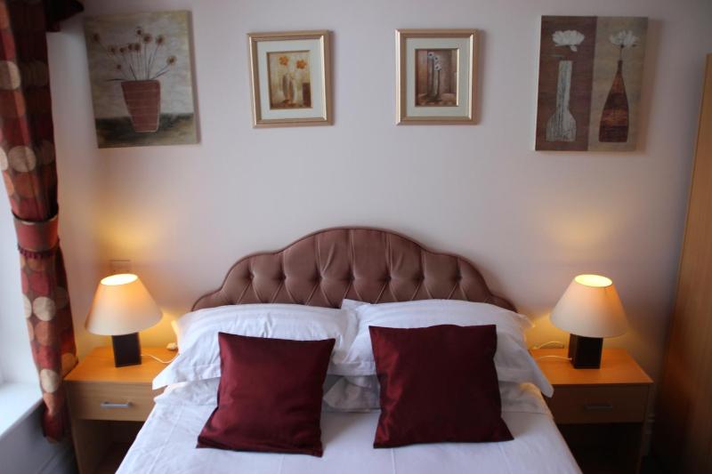 Double Room image 3