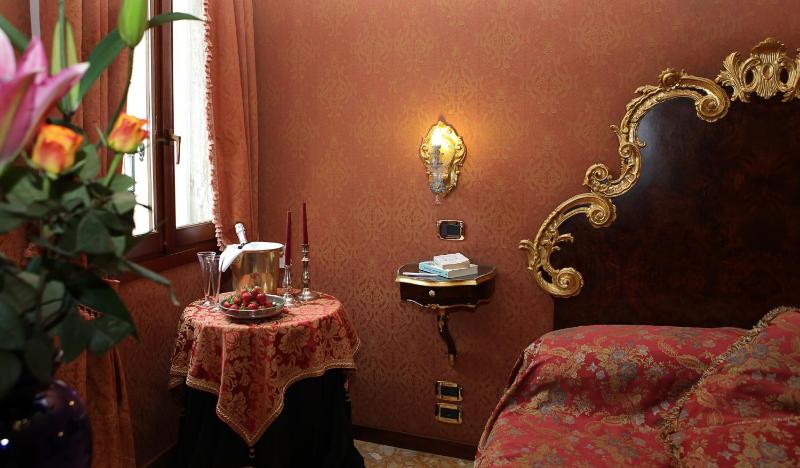 Deluxe Double or Twin Room image 4