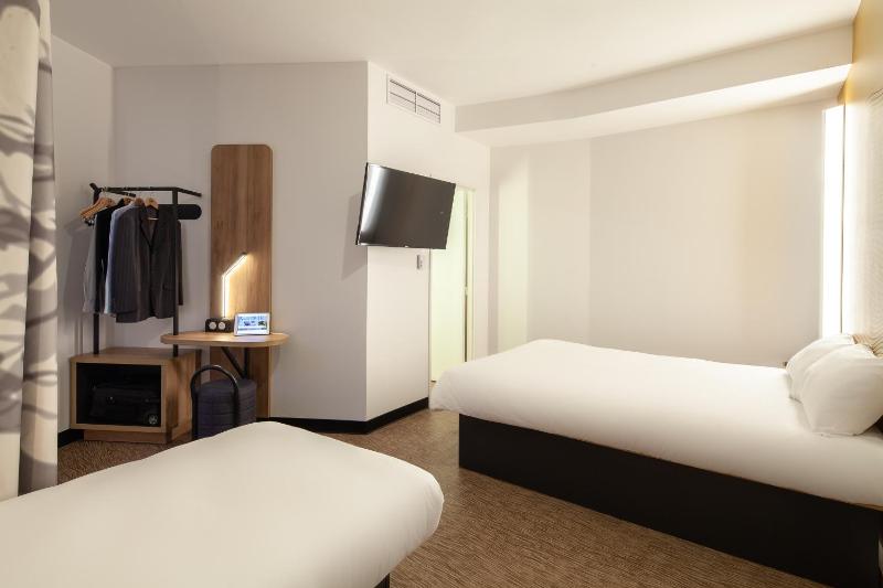 Quadruple Room image 4