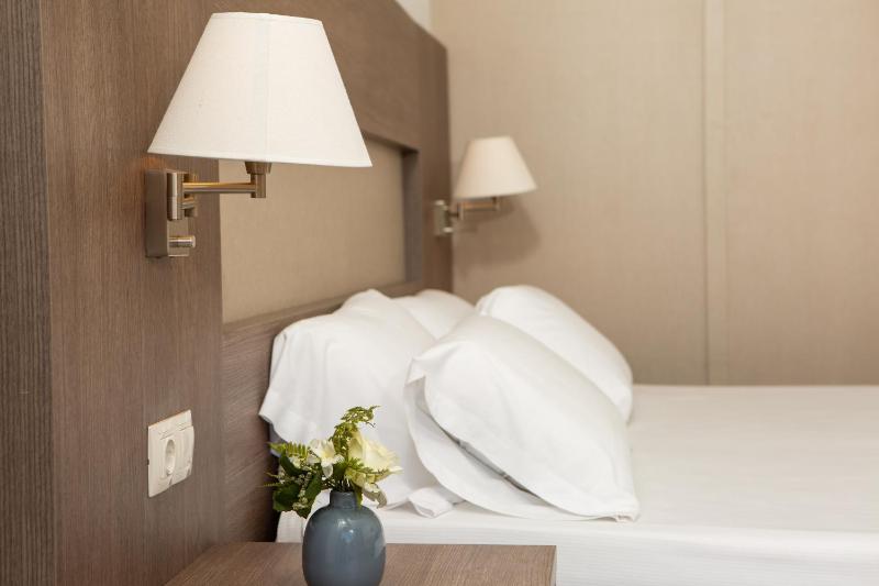 Superior Double Room with Pool View image 4