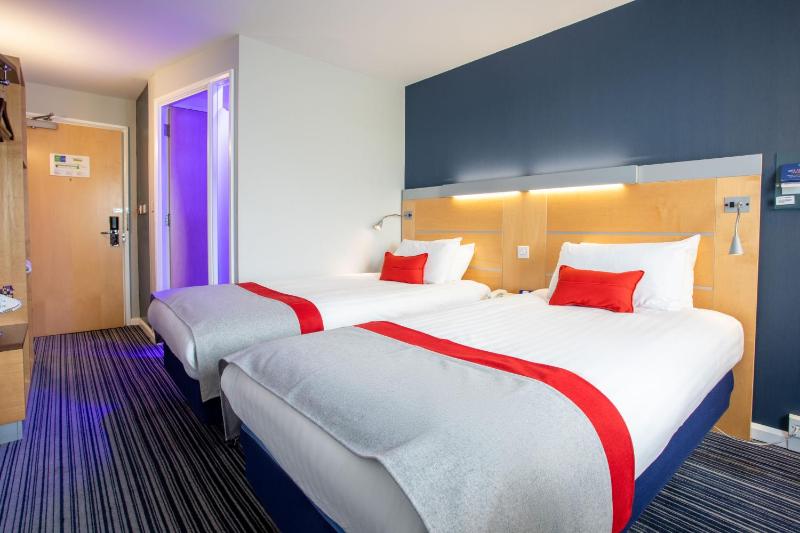 Standard Twin Room with Free Hot Breakfast image 3