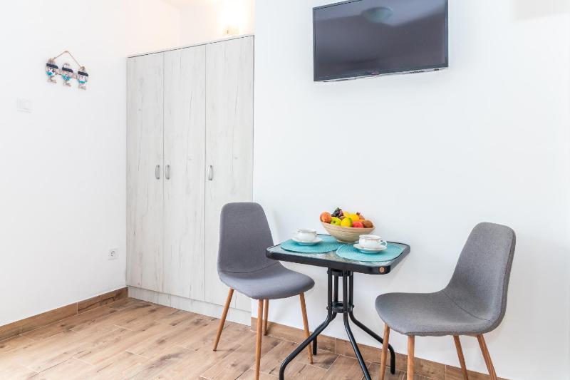 One-Bedroom Apartment image 3