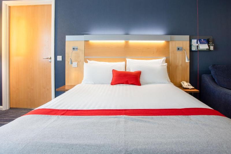Double Room with Sofa Bed and Free Hot Breakfast - Accessible image 4