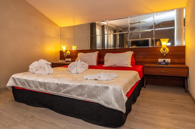 Honeymoon Suite image 3