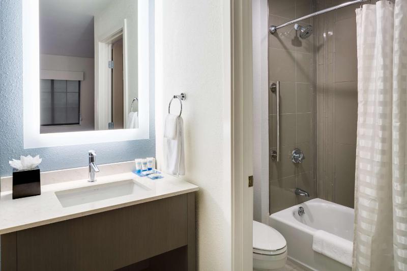 One-Bedroom Suite with Two Double Beds image 4