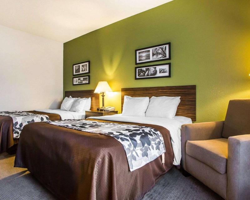 Queen Room with Two Queen Beds - Non-Smoking image 1