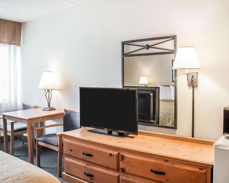 Queen Room with Two Queen Beds - Non-Smoking image 4
