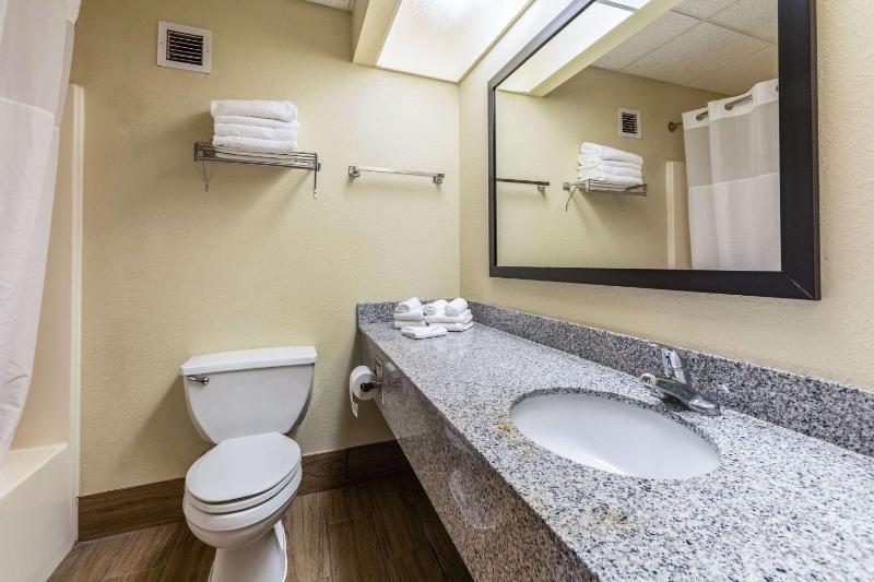 Queen Room with Two Queen Beds - Non-Smoking image 2