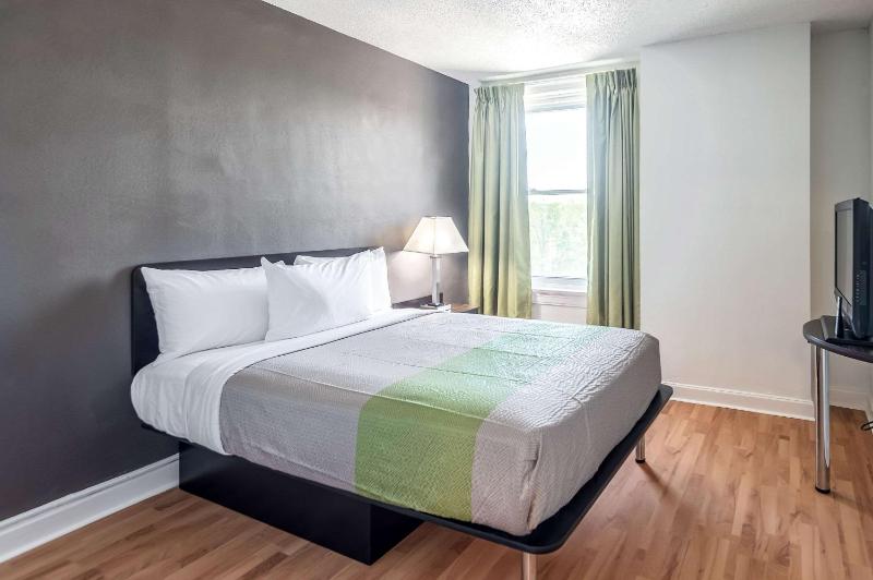 Queen Suite with Two Queen Beds - Non-Smoking image 3