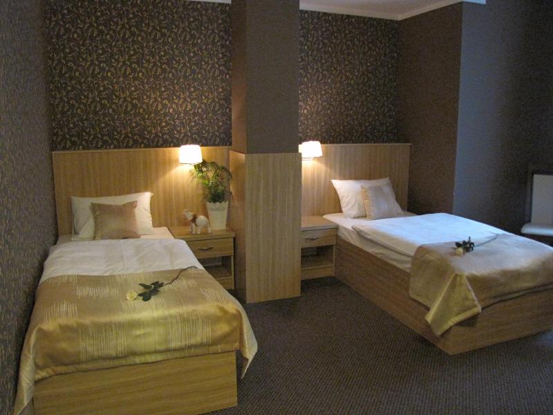 Twin Room image 3