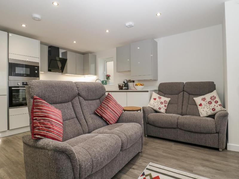 Flat 2 38 Preston Road - image 25