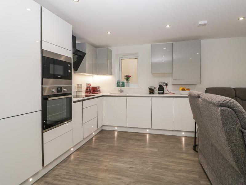 Flat 2 38 Preston Road - image 8