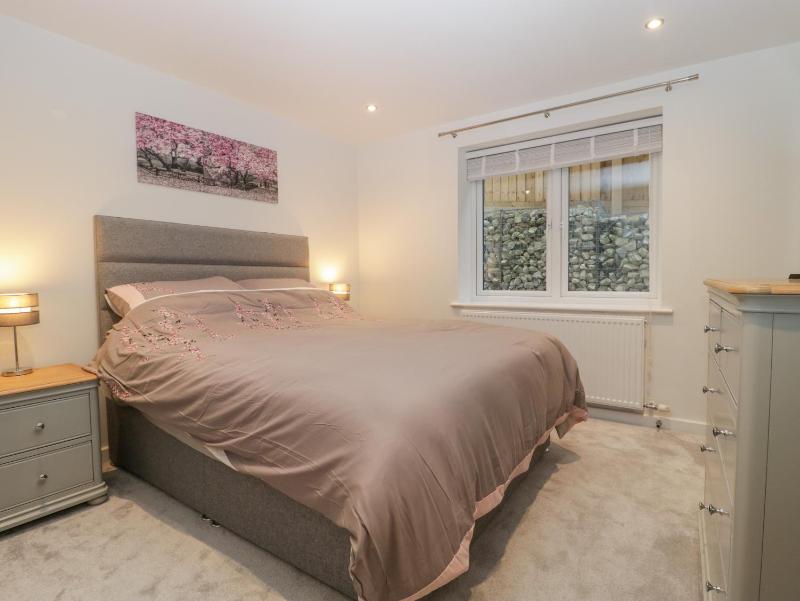 Flat 2 38 Preston Road - image 12
