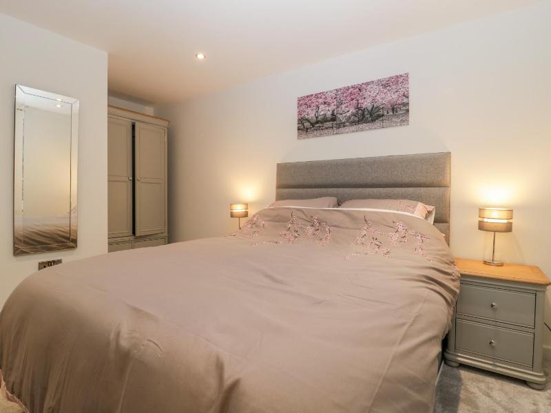 Flat 2 38 Preston Road - image 2